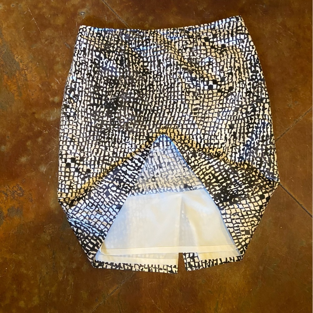 Ann Taylor Black White Geometric Print Silk Blend Pencil Skirt Size 10 Lined - Picture 5 of 6